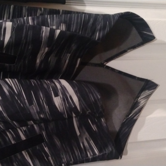 PUMA Hooded Asymmetrical Jacket AOP - Picture 2 of 9